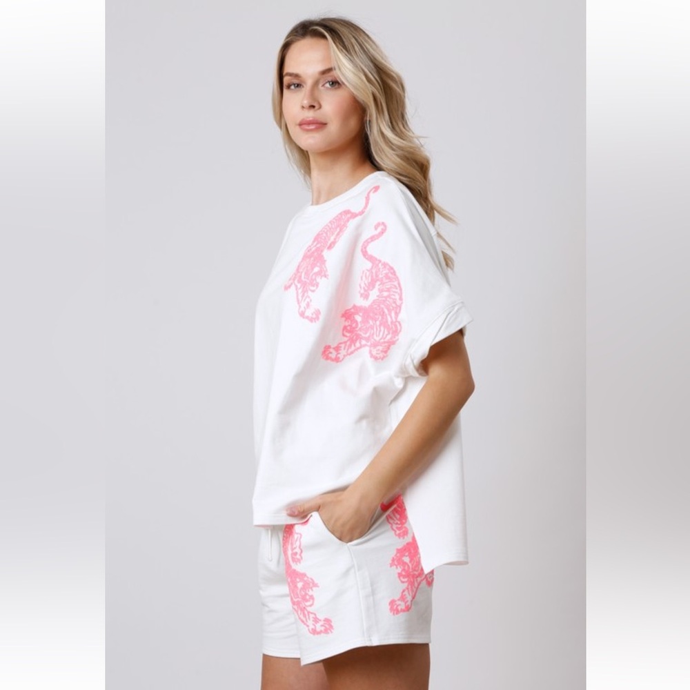 946. Sequin tiger short sleeve top in white and pink